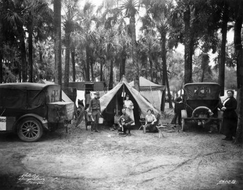 Tin Can Tourists at De Soto Park. Photographed Dec. 25, 1920