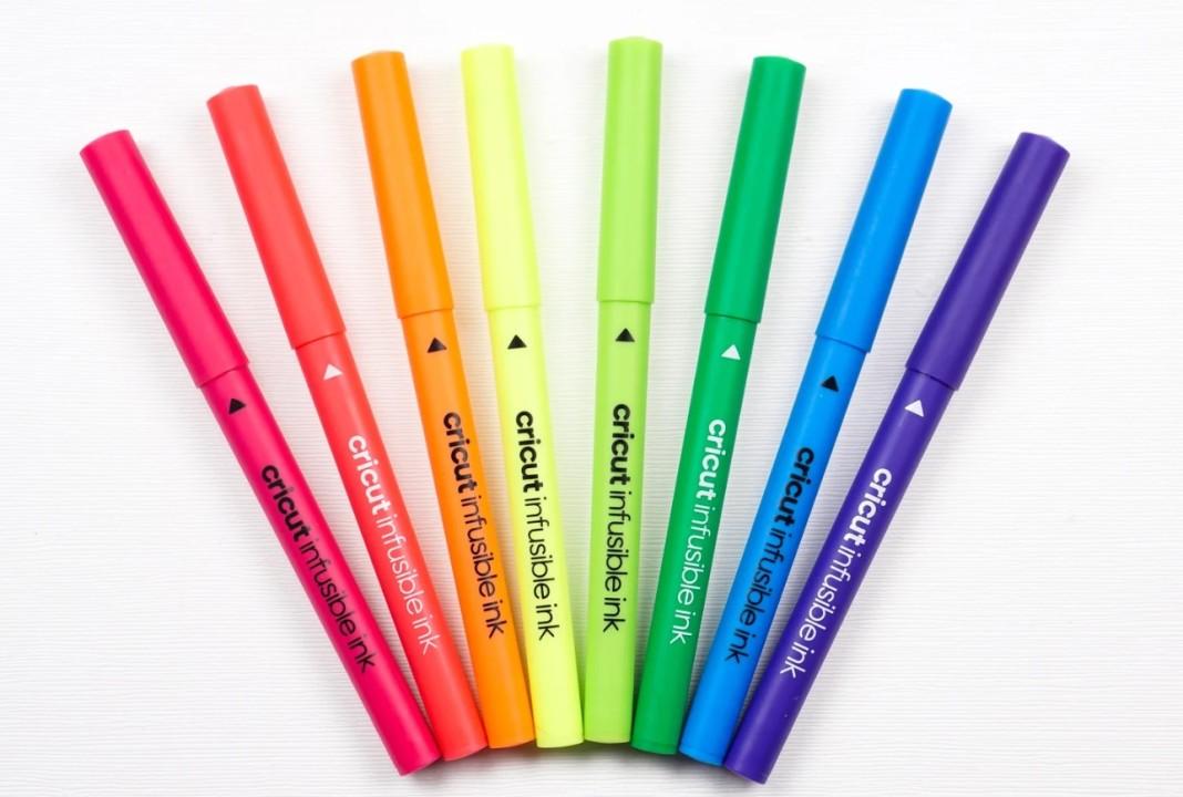 Colorful markers displayed in order of a rainbow.